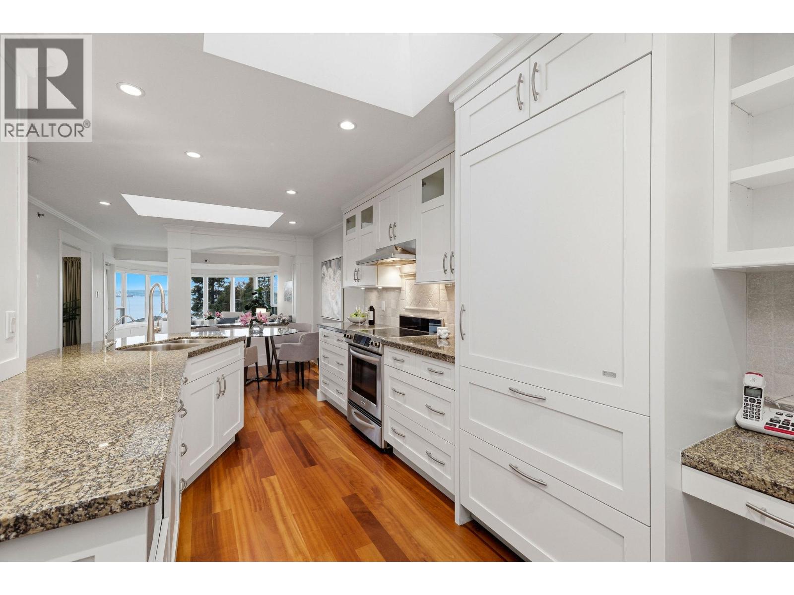 302 2455 BELLEVUE AVENUE, West Vancouver