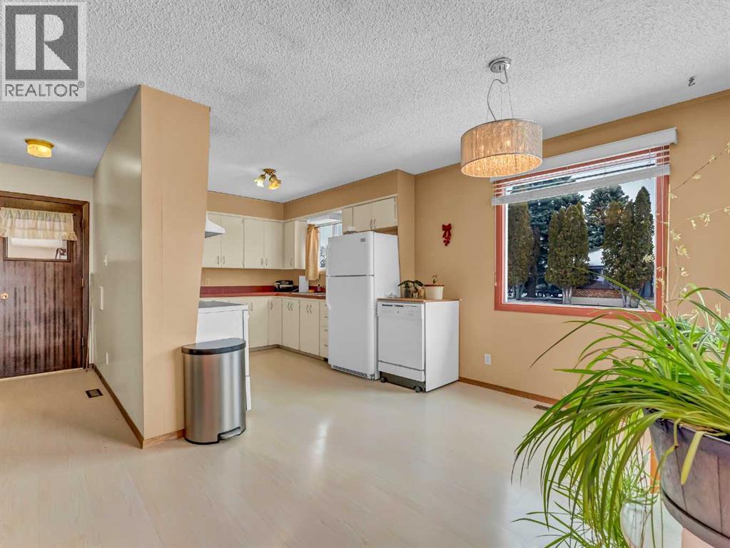 Single Family House Bungalow for Sale in  Markwick Drive SE Connaught Medicine Hat 