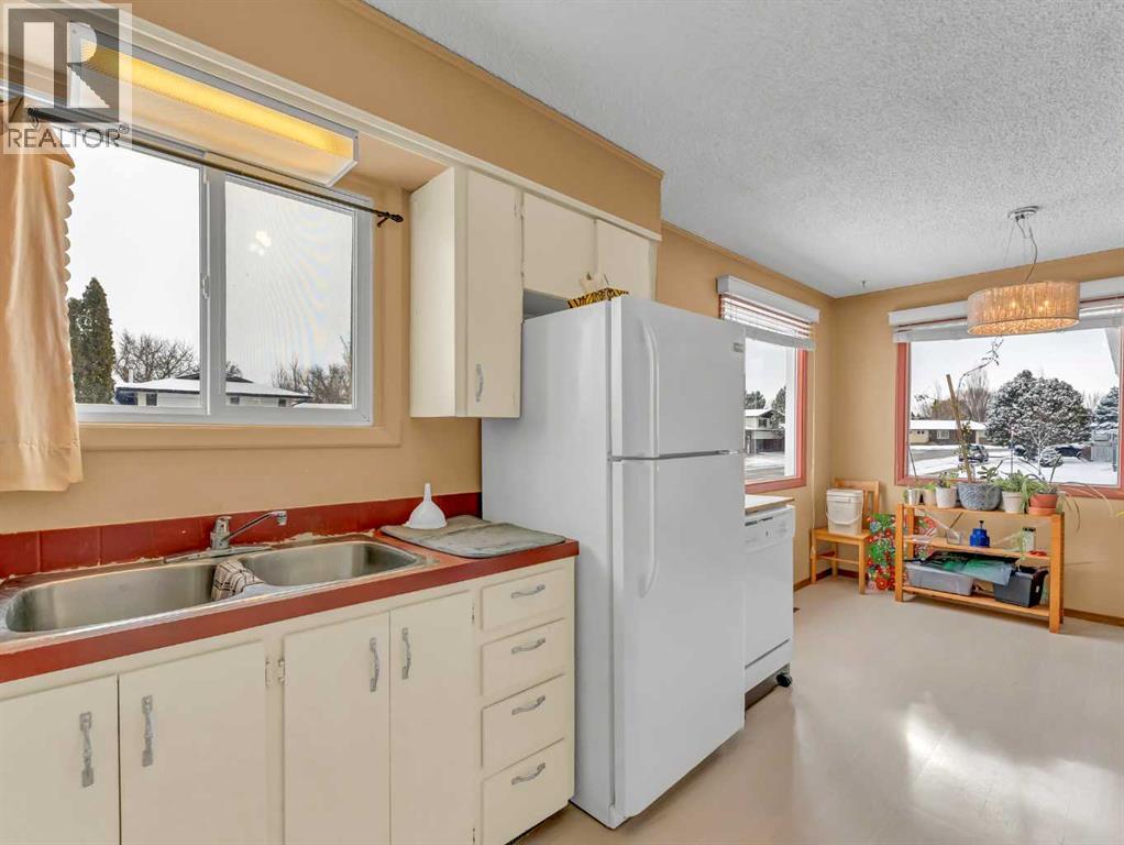 Single Family House Bungalow for Sale in  Markwick Drive SE Connaught Medicine Hat 