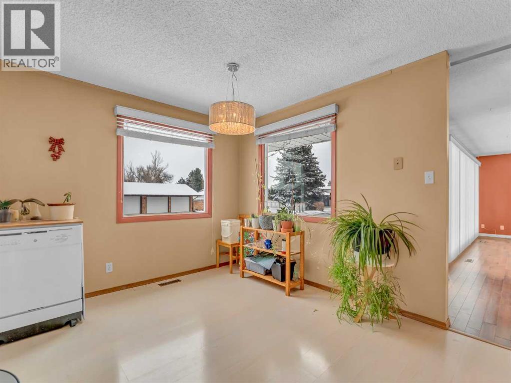 Single Family House Bungalow for Sale in  Markwick Drive SE Connaught Medicine Hat 