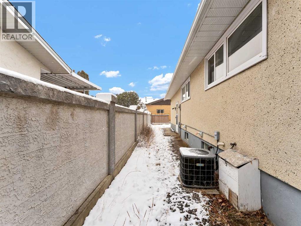 Single Family House Bungalow for Sale in  Markwick Drive SE Connaught Medicine Hat 