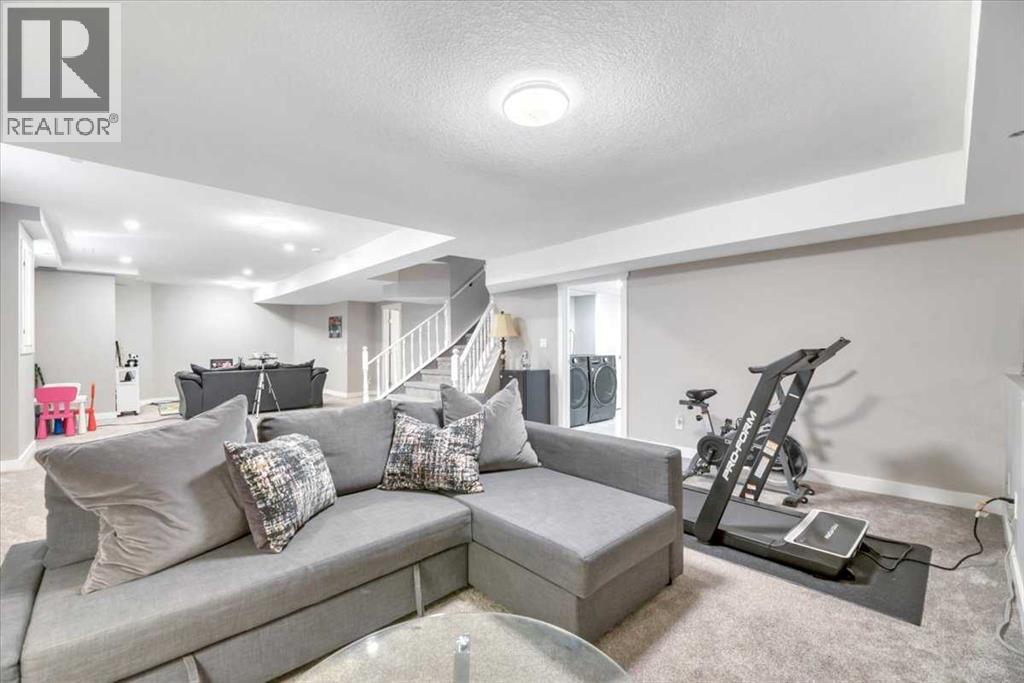 Single Family House for Sale in  SIGNAL HILL Circle SW Signal Hill Calgary 