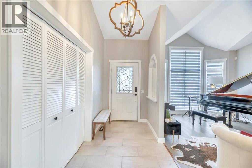 Single Family House for Sale in  SIGNAL HILL Circle SW Signal Hill Calgary 