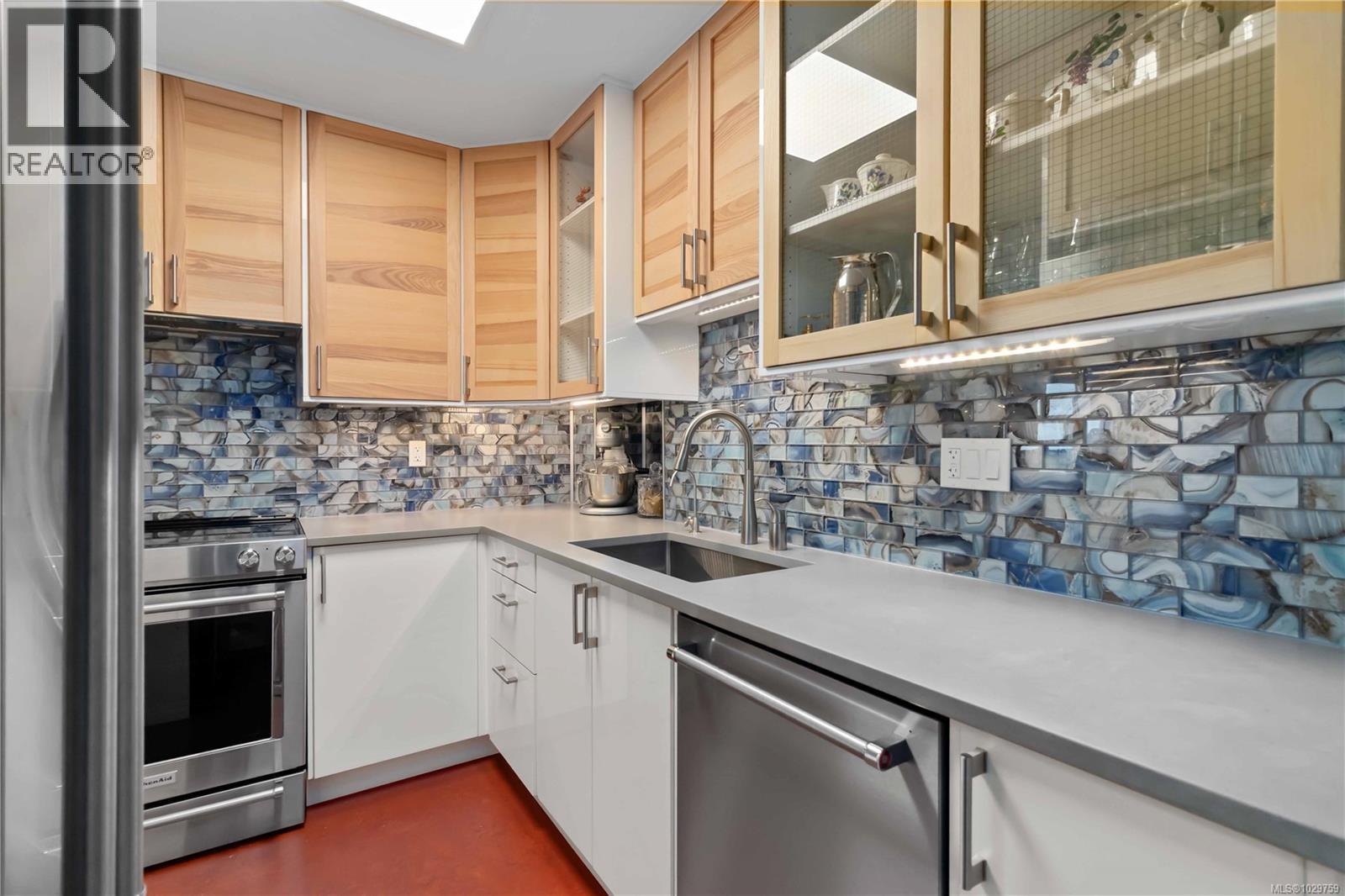 #501 2920 COOK ST - 15