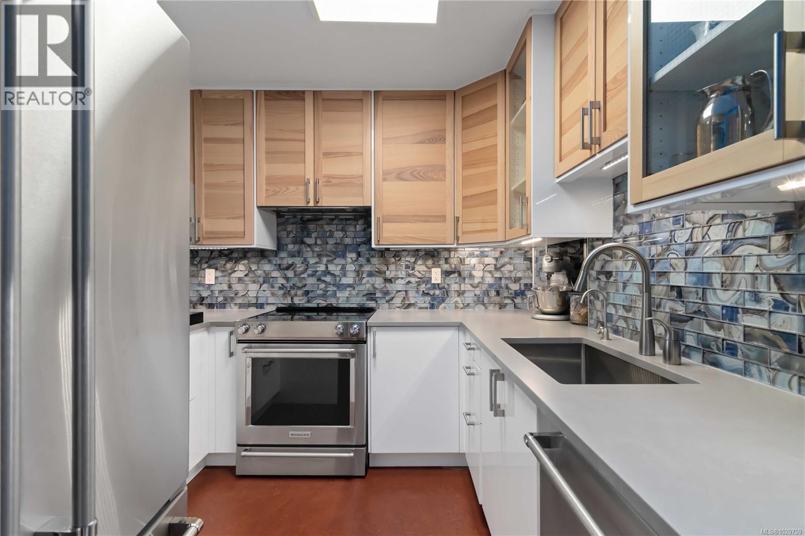 #501 2920 COOK ST - 16