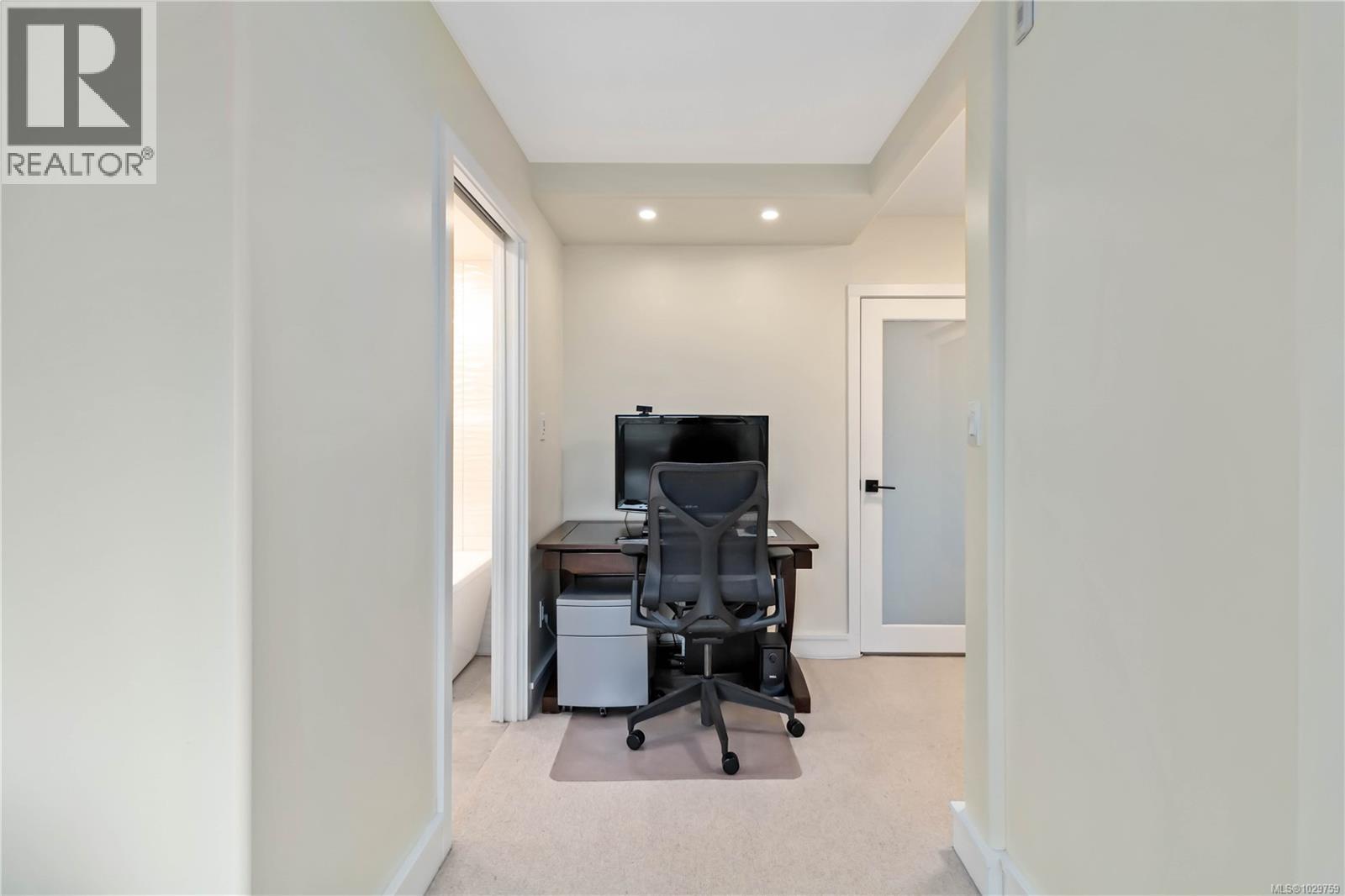 #501 2920 COOK ST - 28