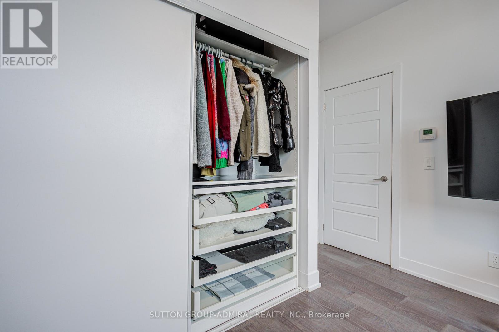 #912 7 KENASTON GARDENS - 30