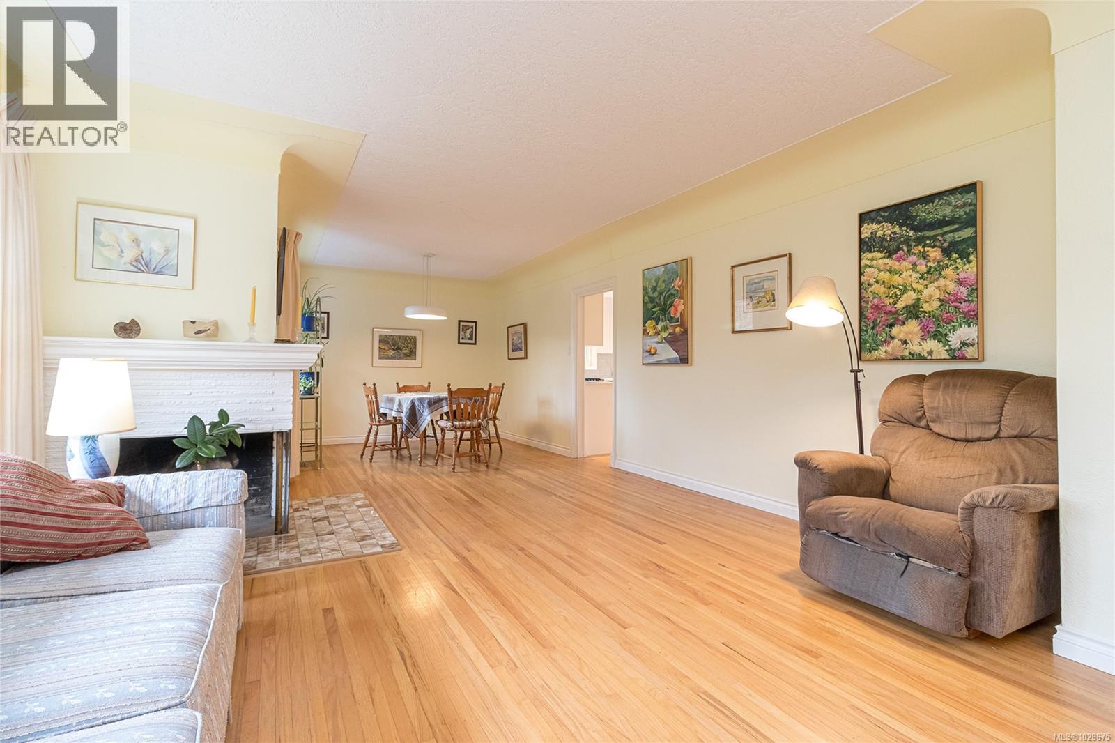 1052 CRAIGFLOWER RD - 10