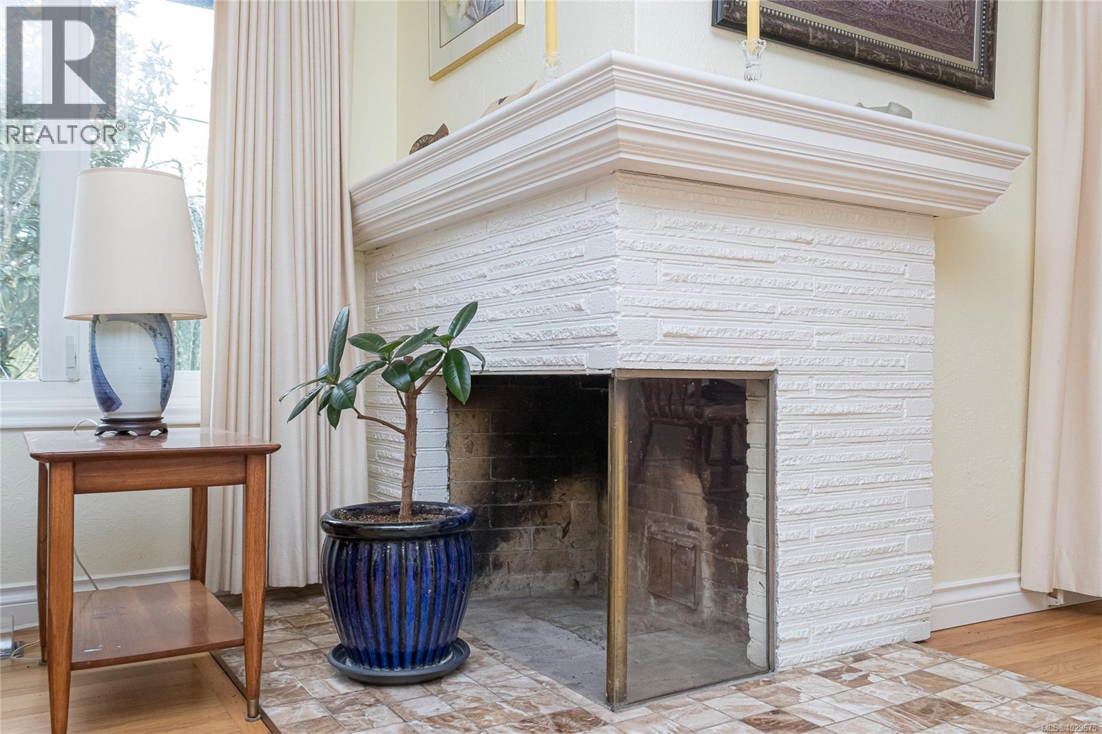 1052 CRAIGFLOWER RD - 11