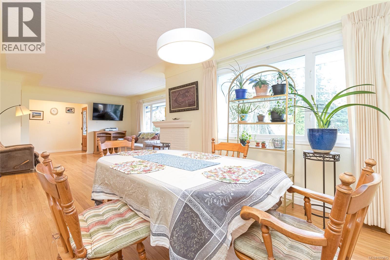 1052 CRAIGFLOWER RD - 12