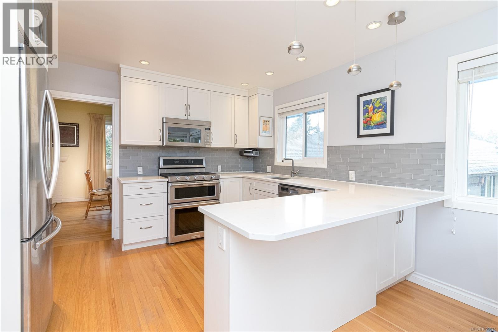 1052 CRAIGFLOWER RD - 14