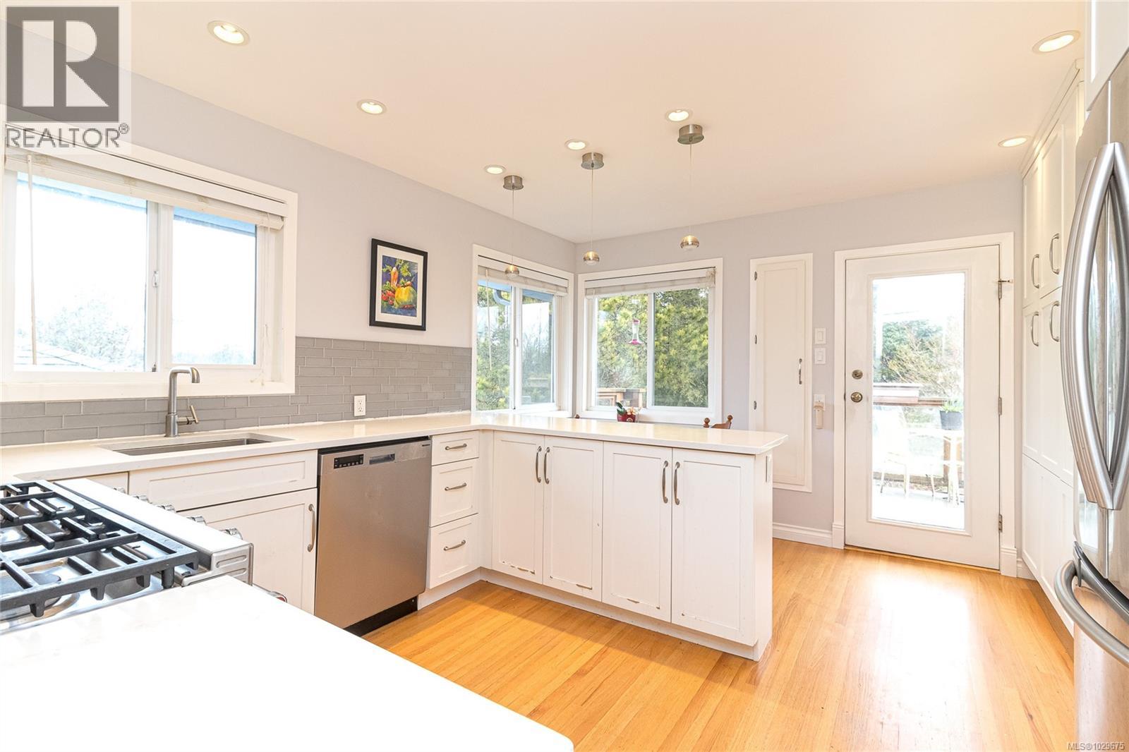 1052 CRAIGFLOWER RD - 15