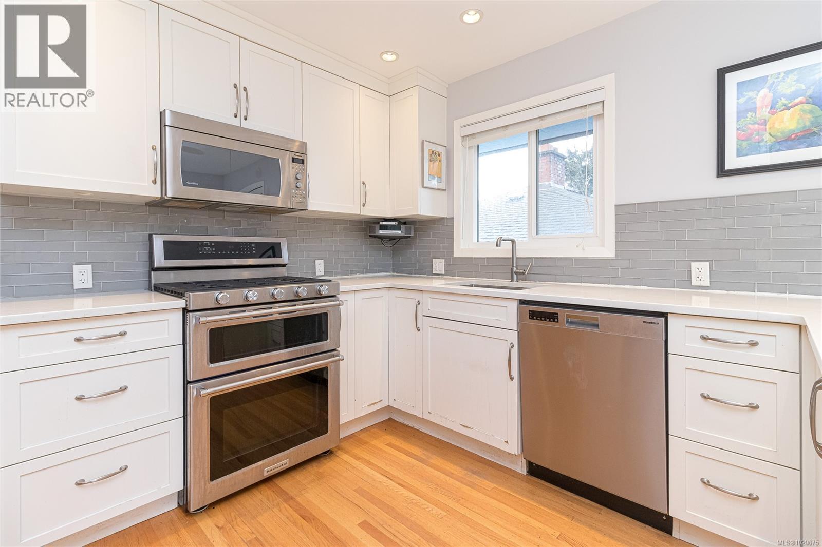 1052 CRAIGFLOWER RD - 16