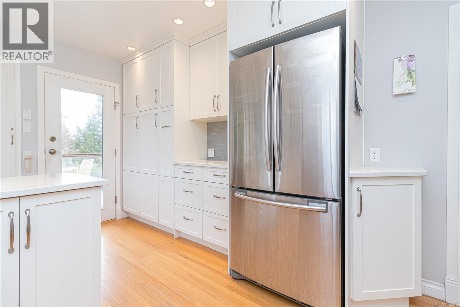 1052 CRAIGFLOWER RD - 17