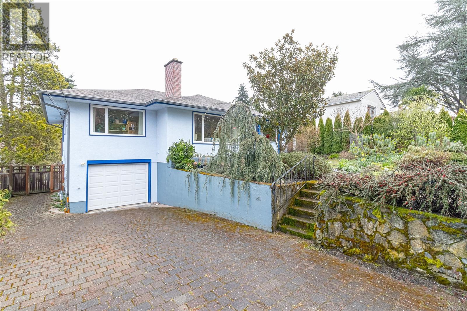 1052 CRAIGFLOWER RD - Image 2