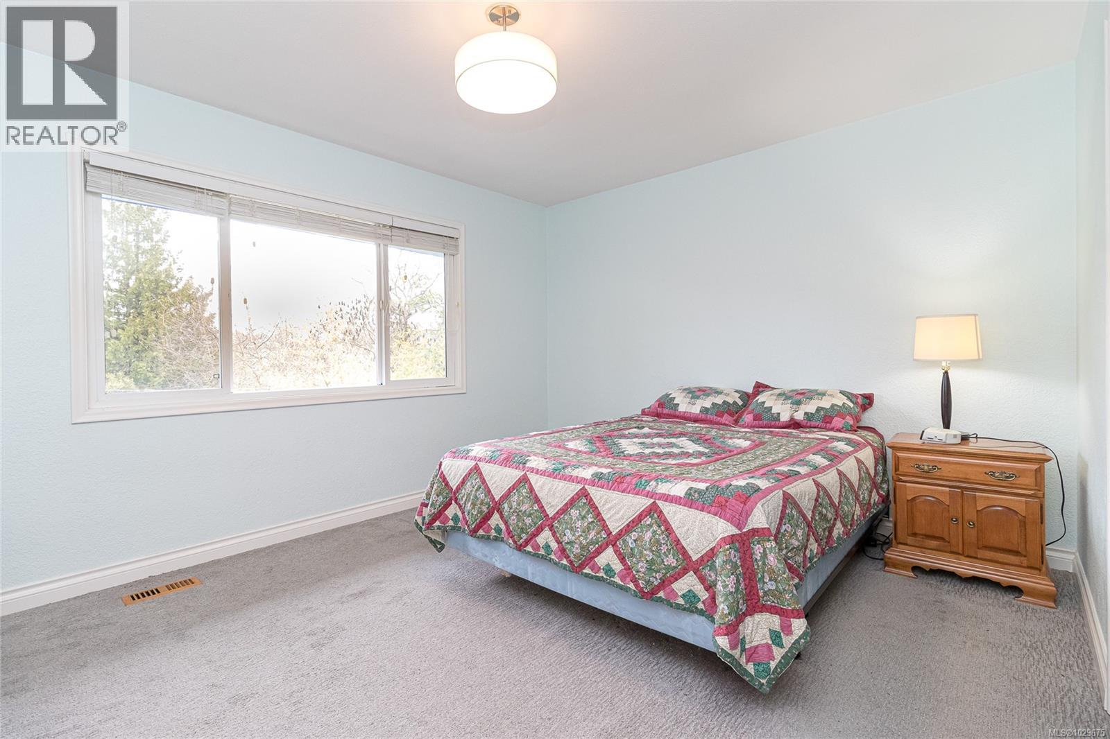 1052 CRAIGFLOWER RD - 20