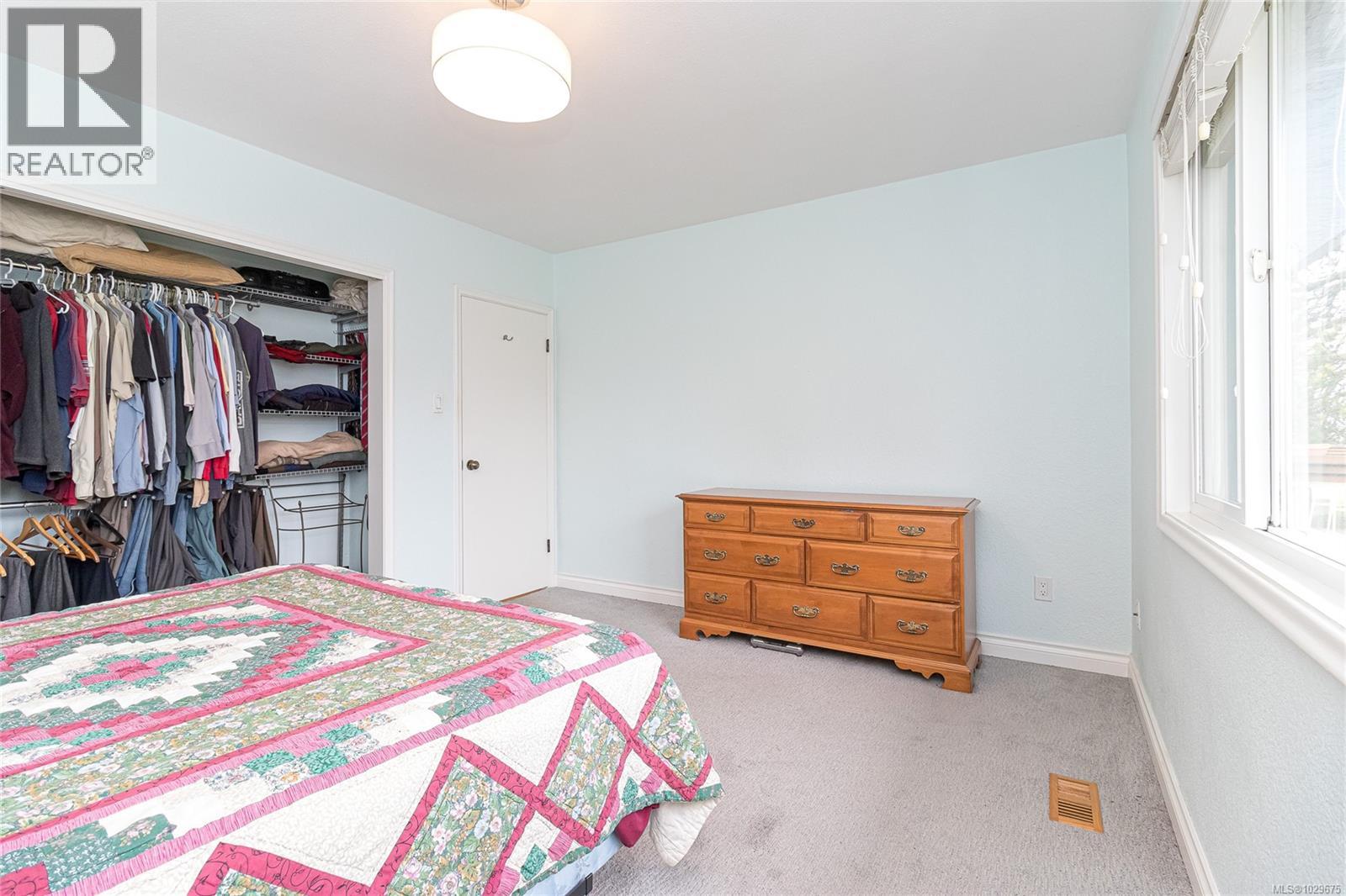 1052 CRAIGFLOWER RD - 22