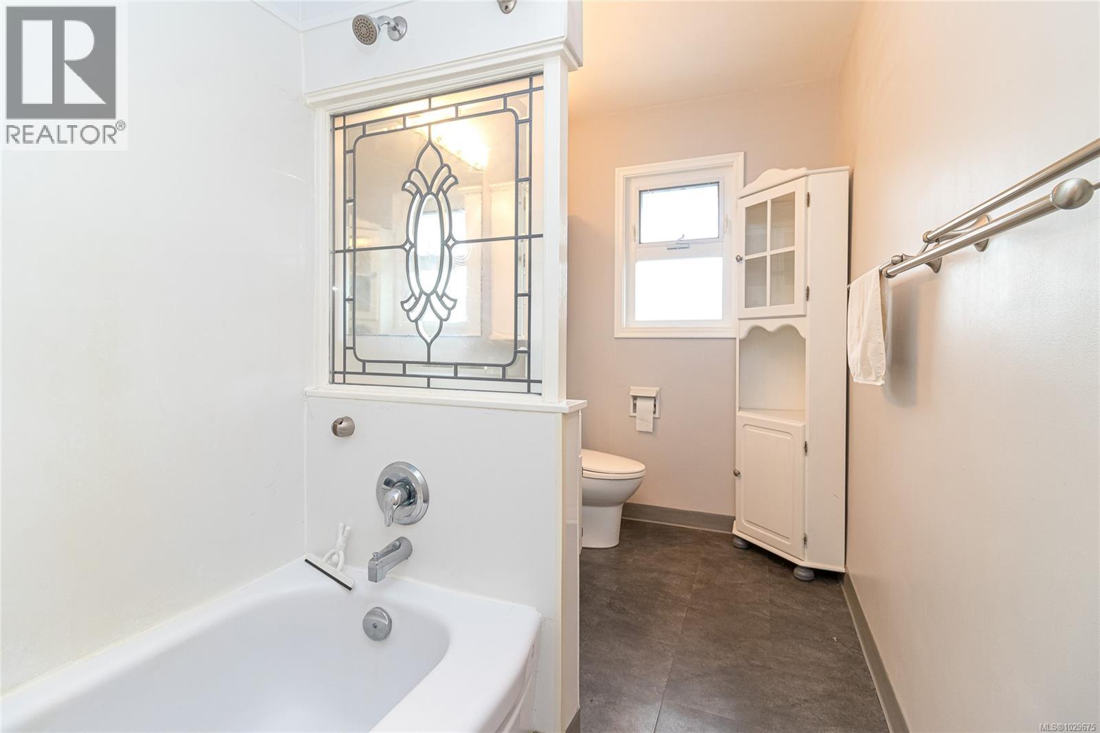 1052 CRAIGFLOWER RD - 23