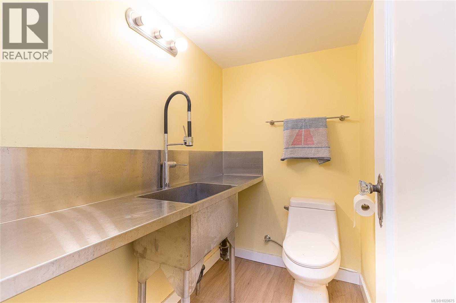 1052 CRAIGFLOWER RD - 27