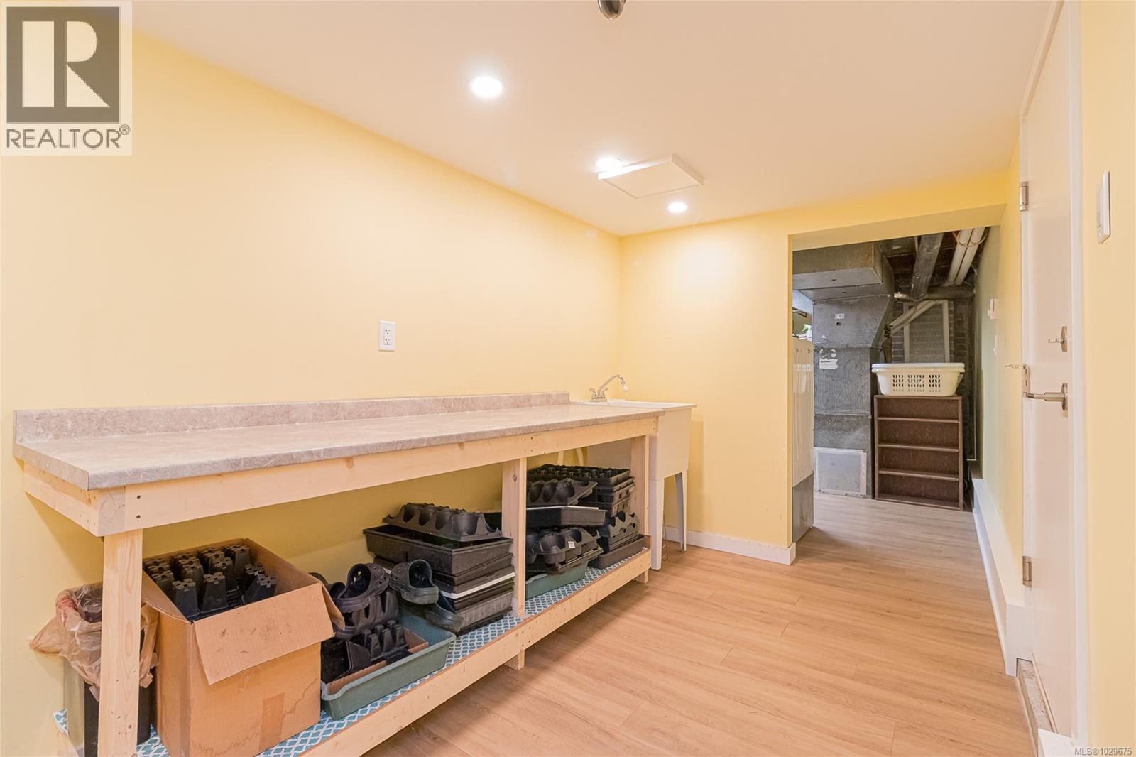 1052 CRAIGFLOWER RD - 32