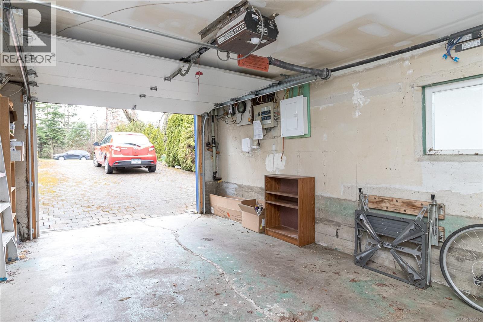 1052 CRAIGFLOWER RD - 35