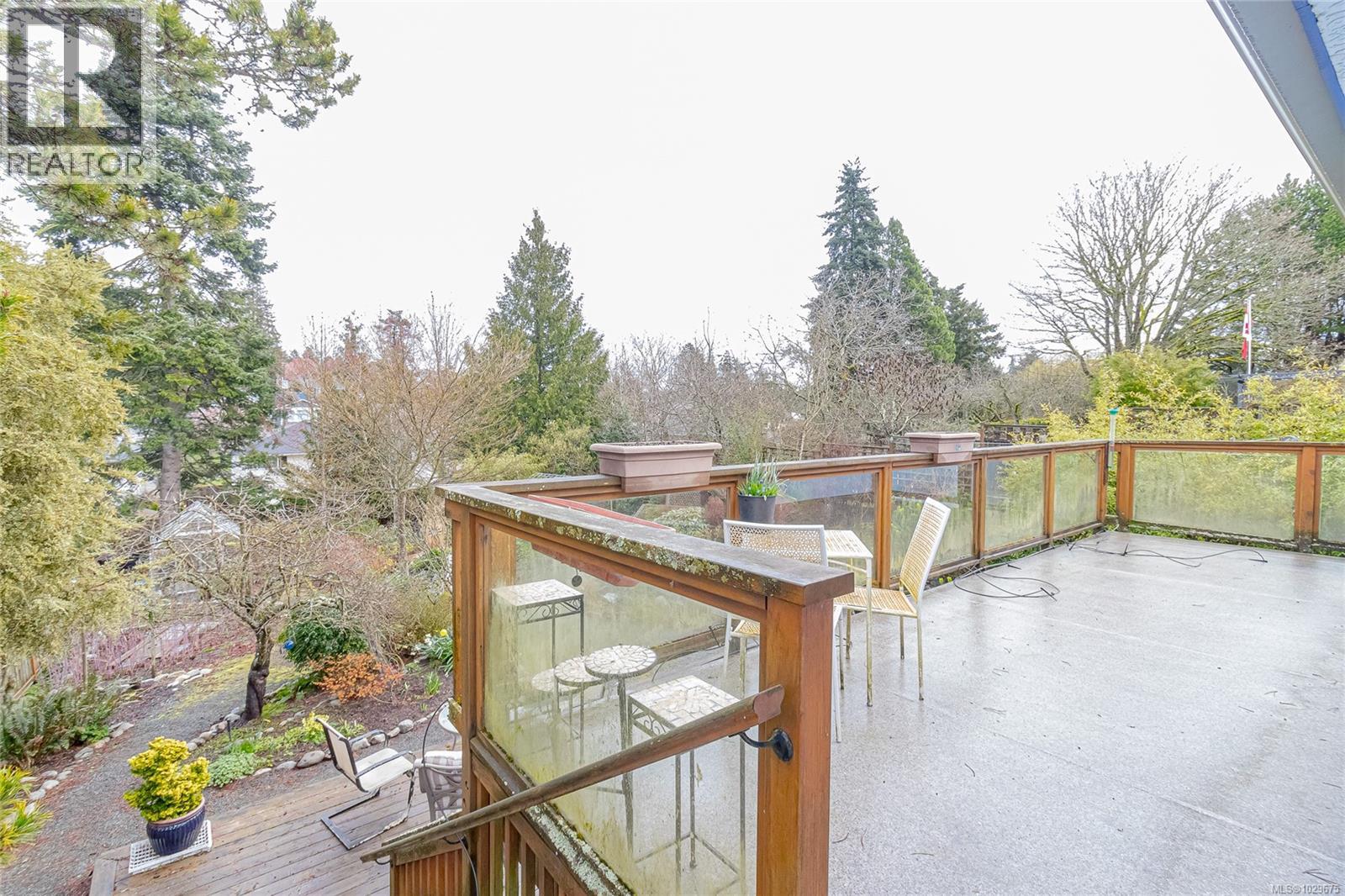 1052 CRAIGFLOWER RD - 36