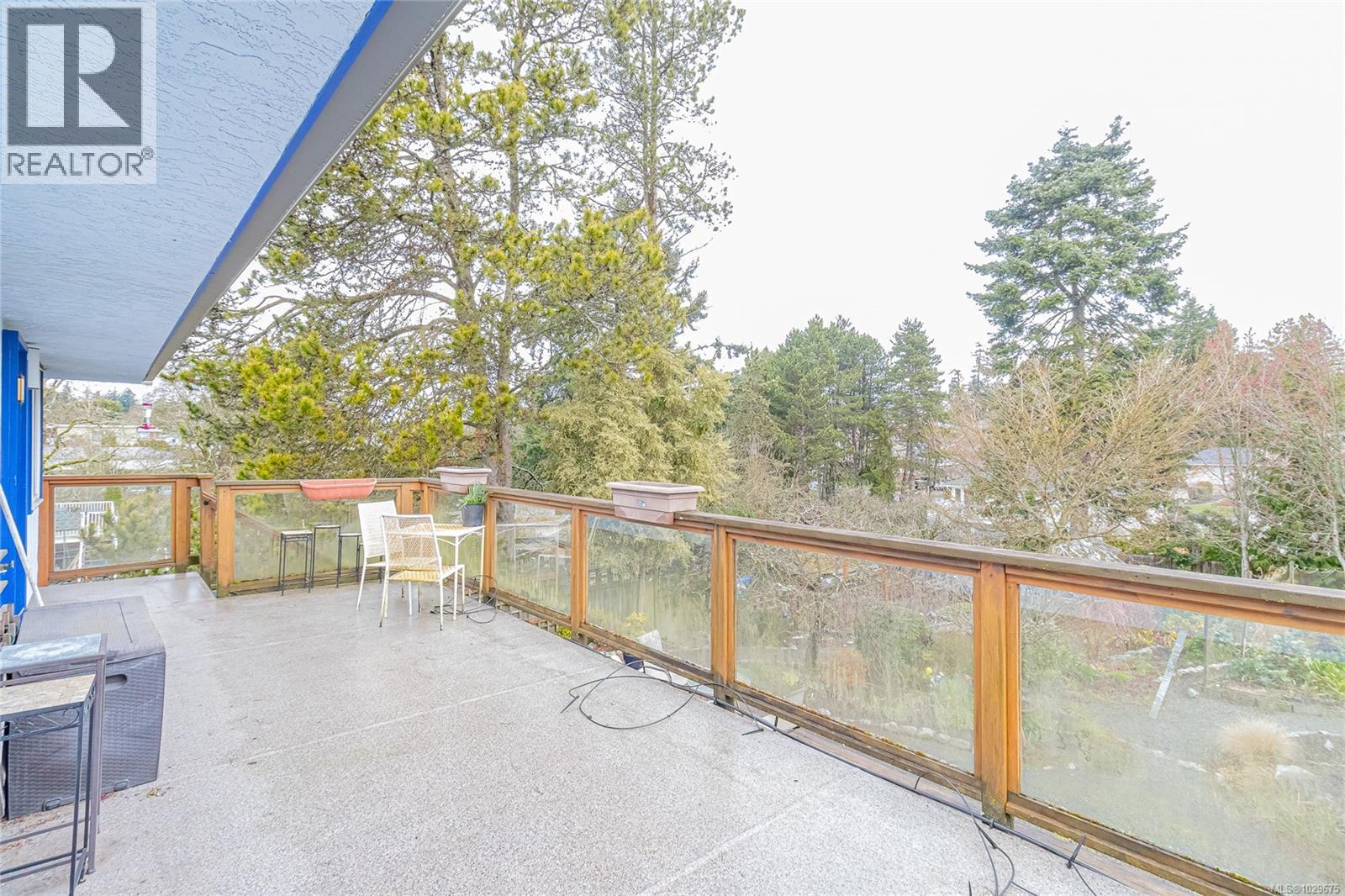 1052 CRAIGFLOWER RD - 37