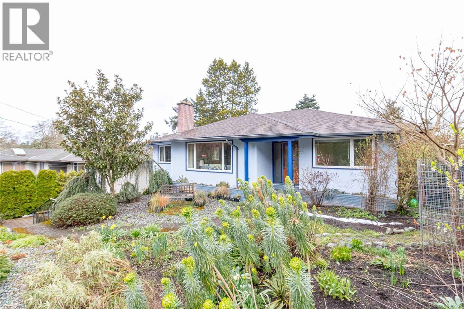 1052 CRAIGFLOWER RD - 4