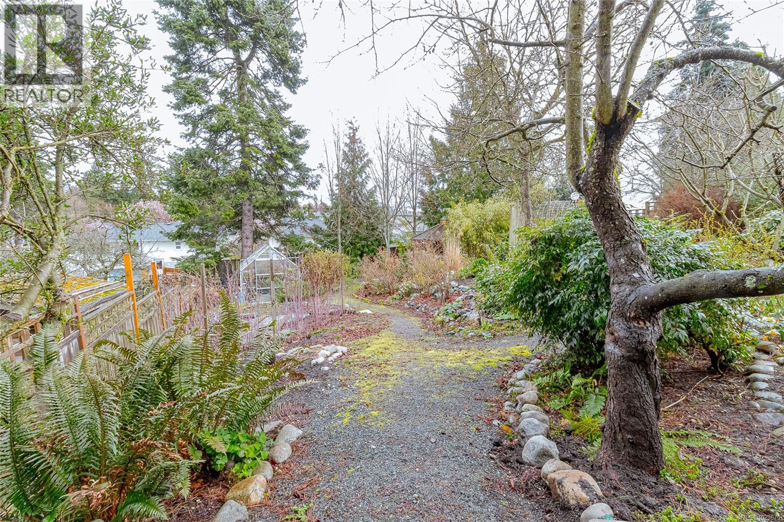 1052 CRAIGFLOWER RD - 43