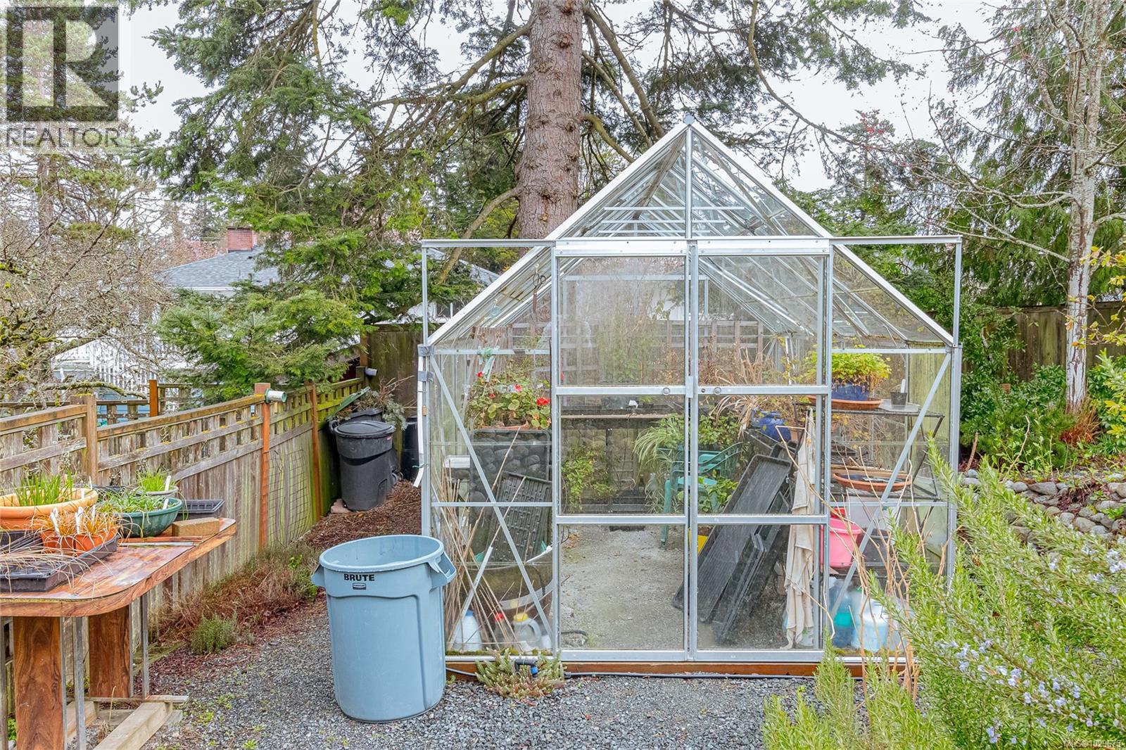 1052 CRAIGFLOWER RD - 44