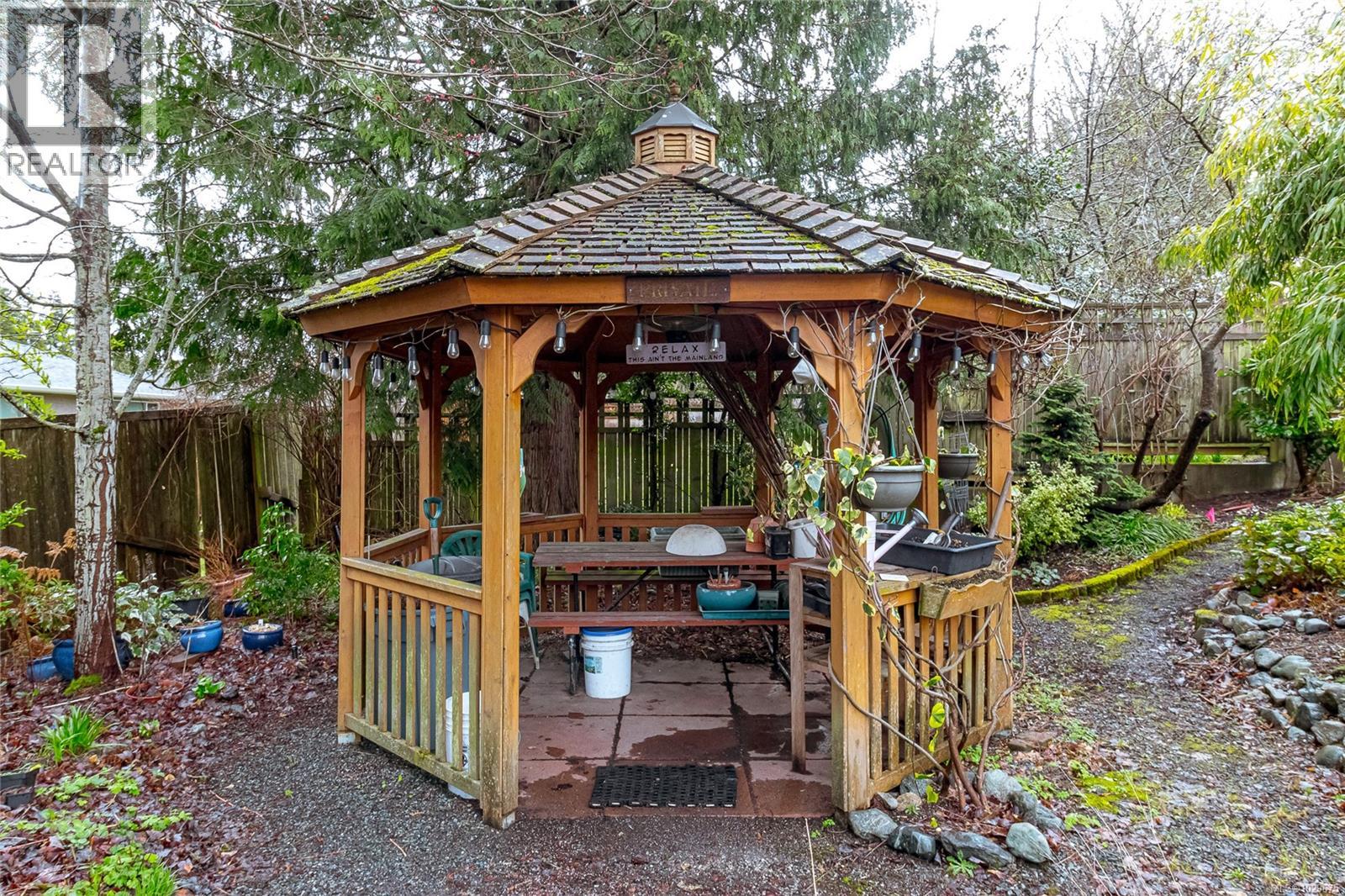 1052 CRAIGFLOWER RD - 46