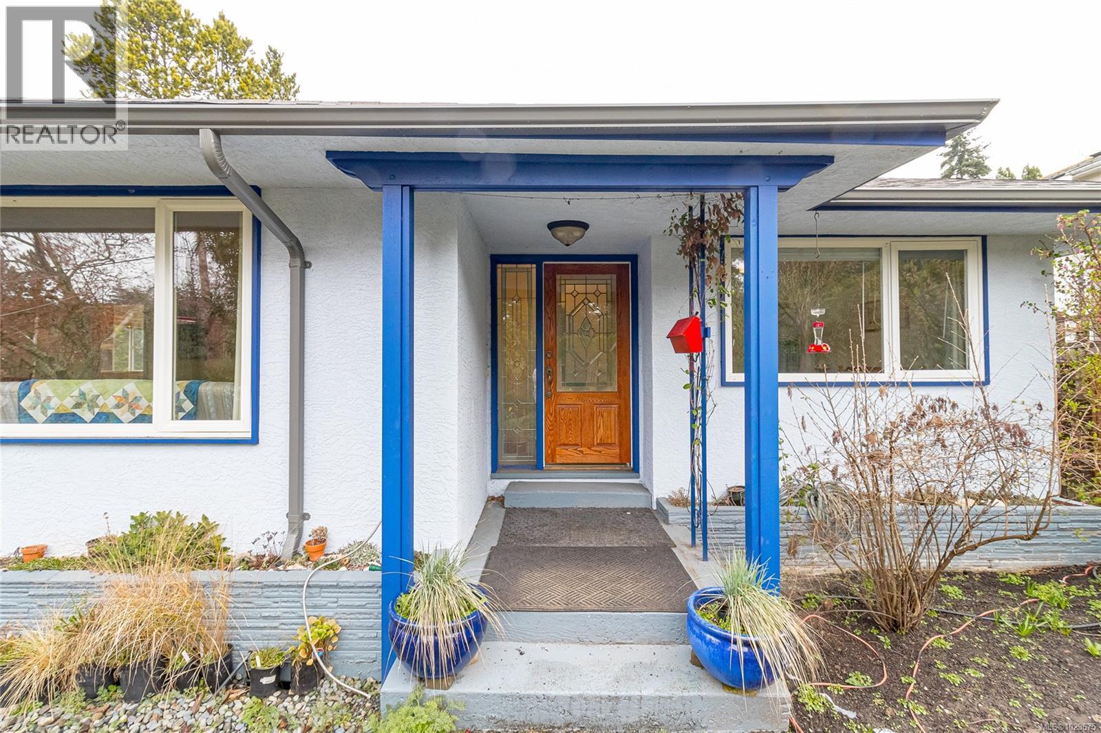 1052 CRAIGFLOWER RD - 5