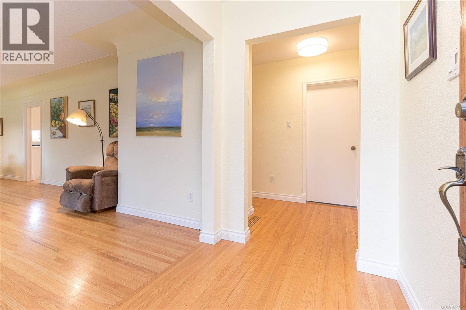 1052 CRAIGFLOWER RD - 6