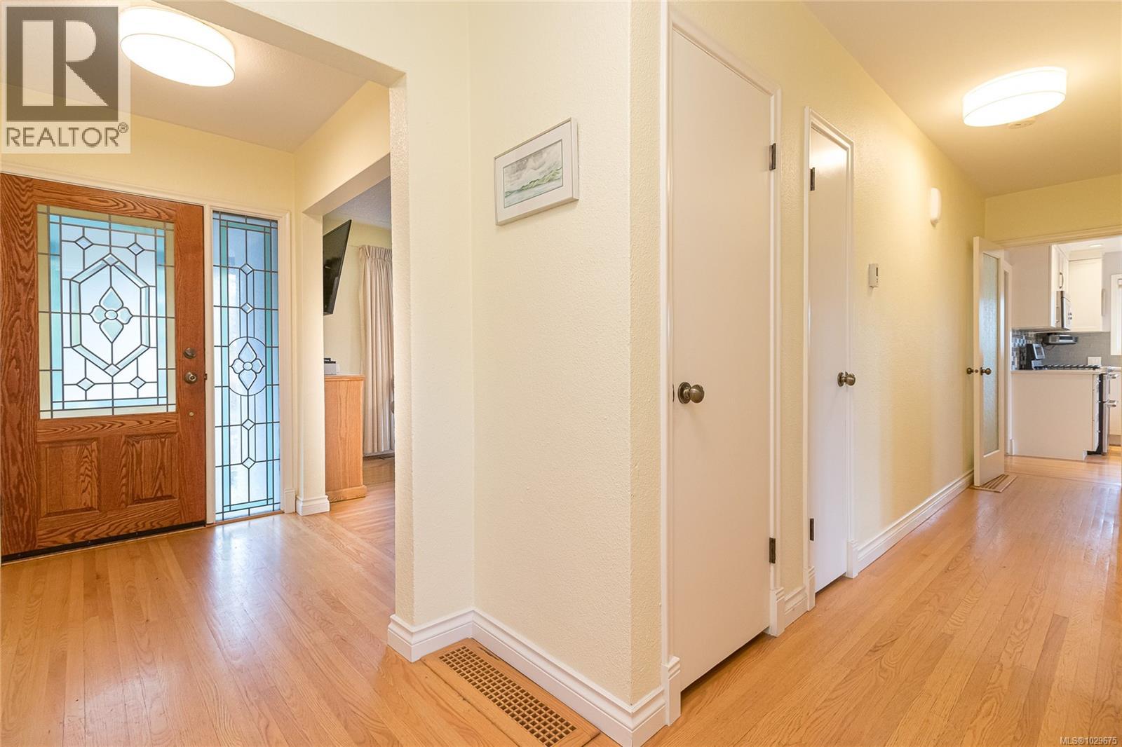 1052 CRAIGFLOWER RD - 7