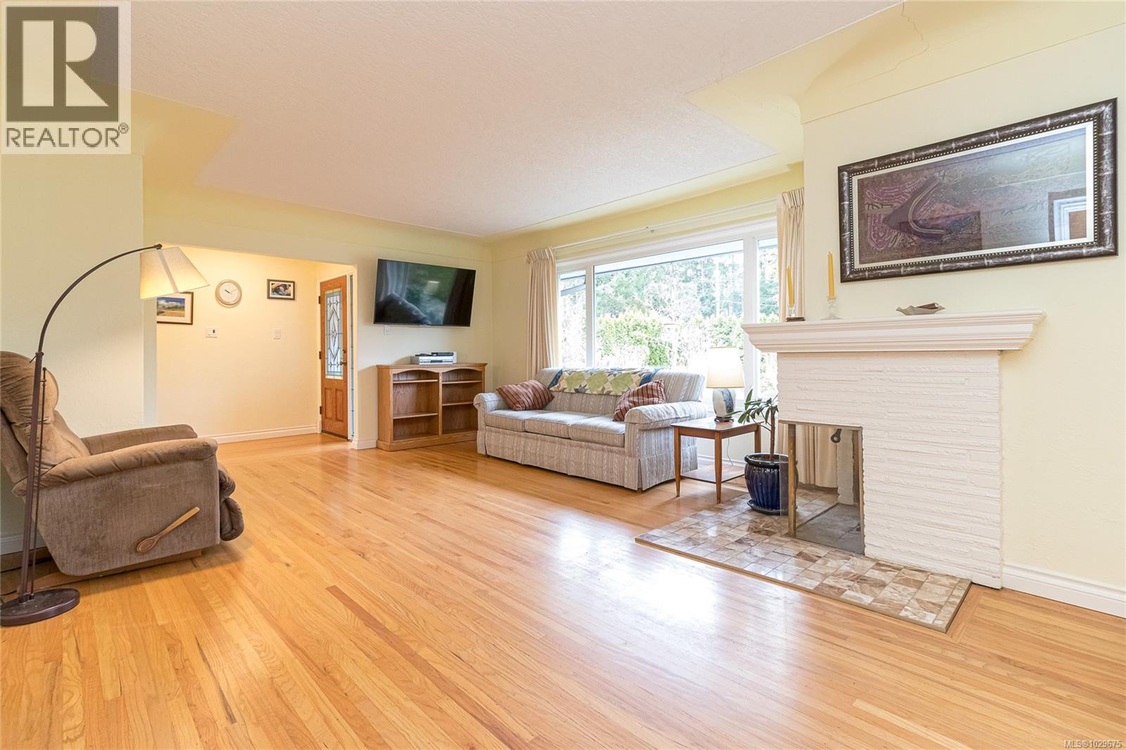 1052 CRAIGFLOWER RD - 8