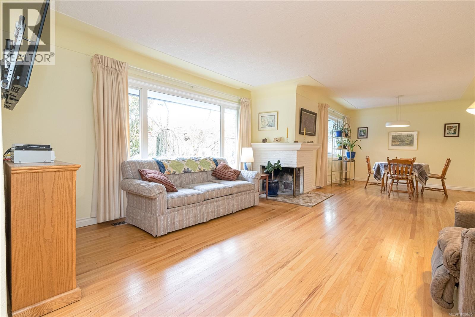 1052 CRAIGFLOWER RD - 9