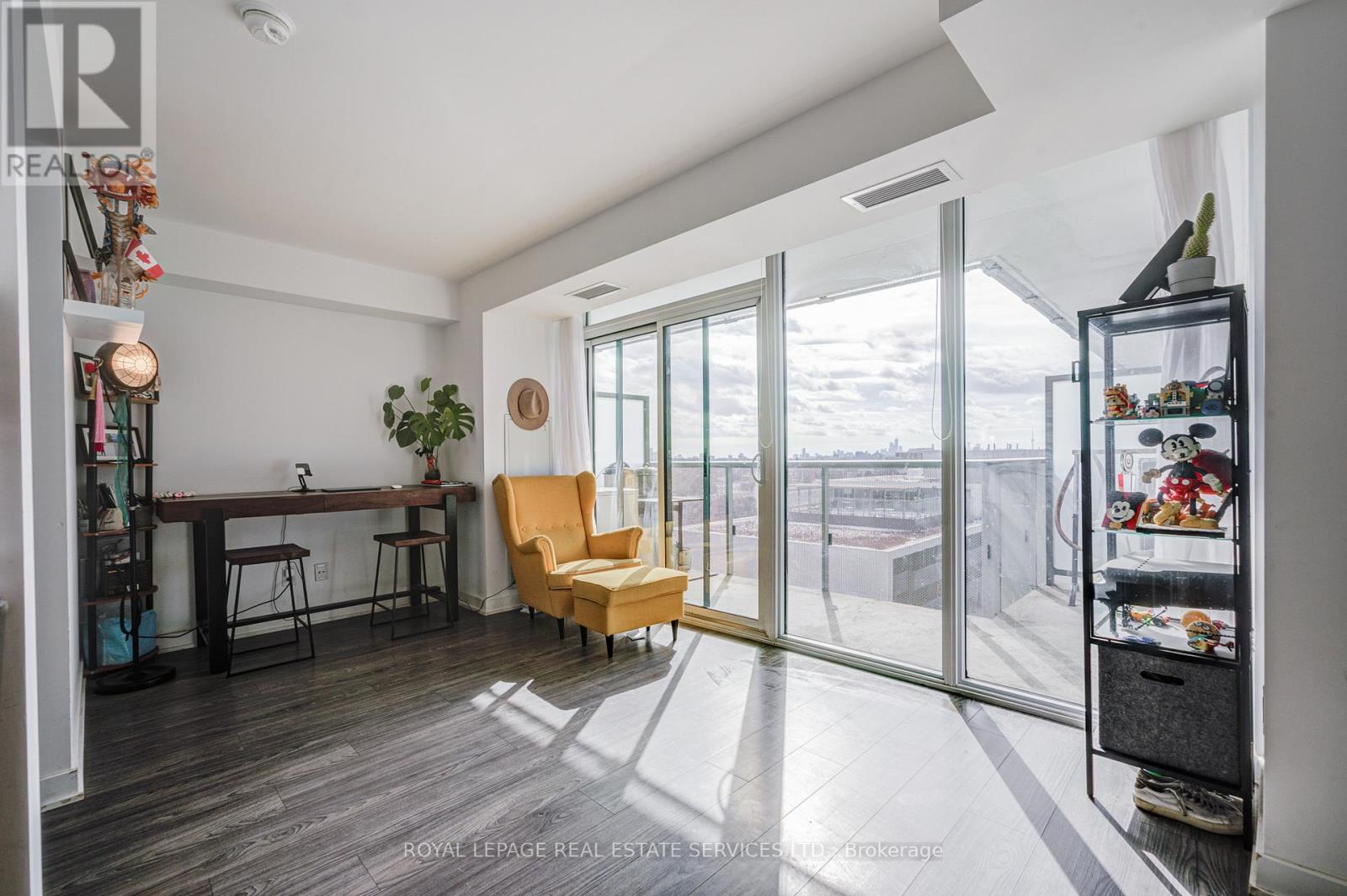 901 - 160 FLEMINGTON ROAD