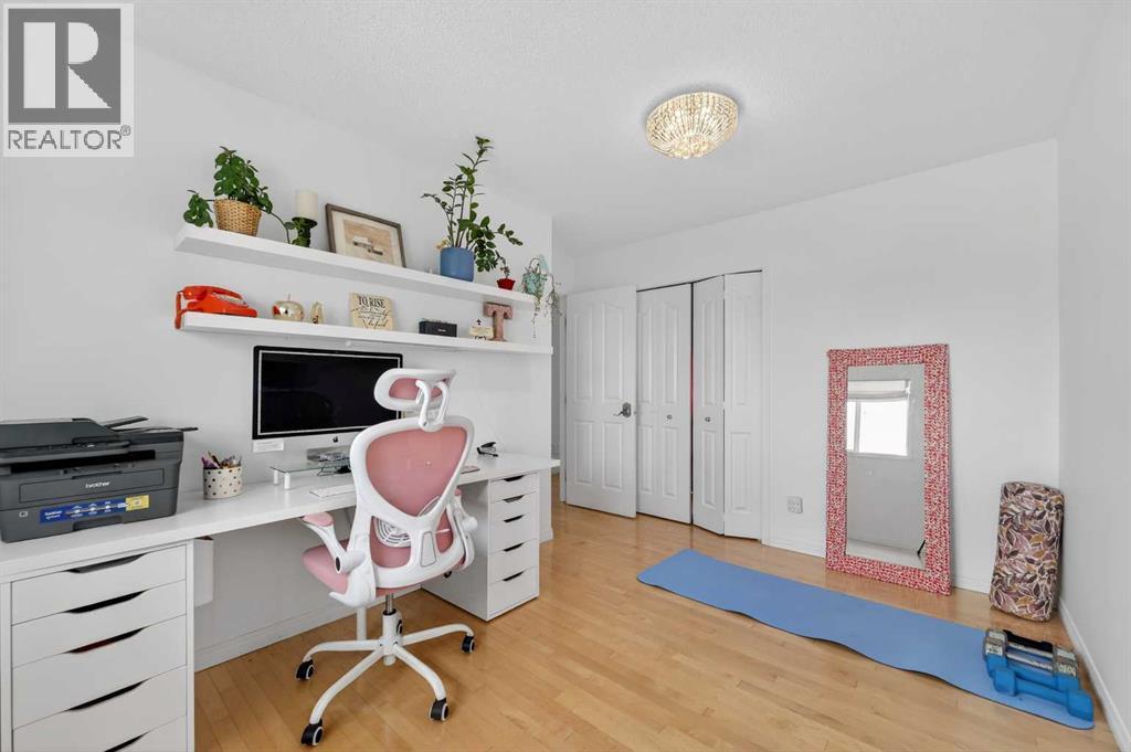 Single Family House for Sale in  Springbluff Boulevard SW Springbank Hill Calgary 