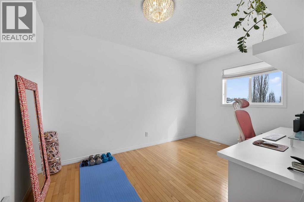 Single Family House for Sale in  Springbluff Boulevard SW Springbank Hill Calgary 