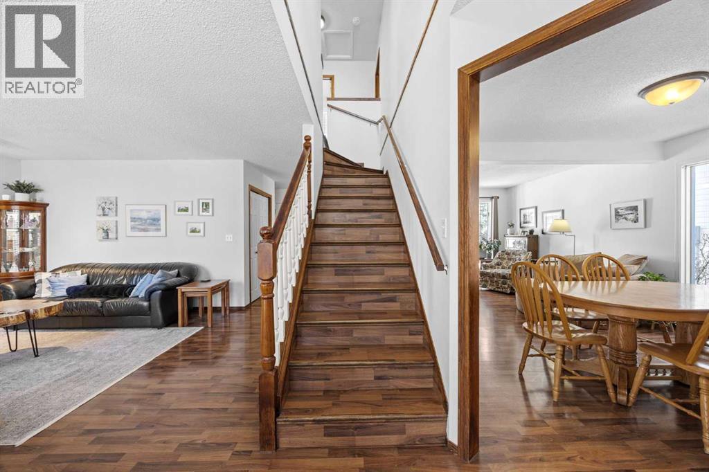 Single Family House for Sale in  Douglas Ridge Close SE Douglasdale/Glen Calgary 