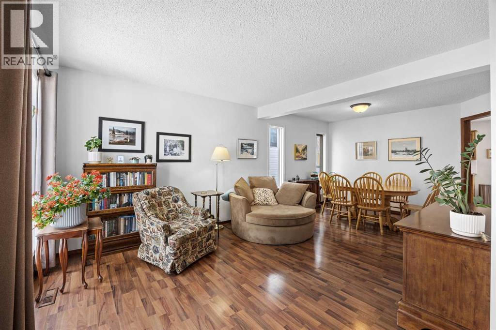 Single Family House for Sale in  Douglas Ridge Close SE Douglasdale/Glen Calgary 