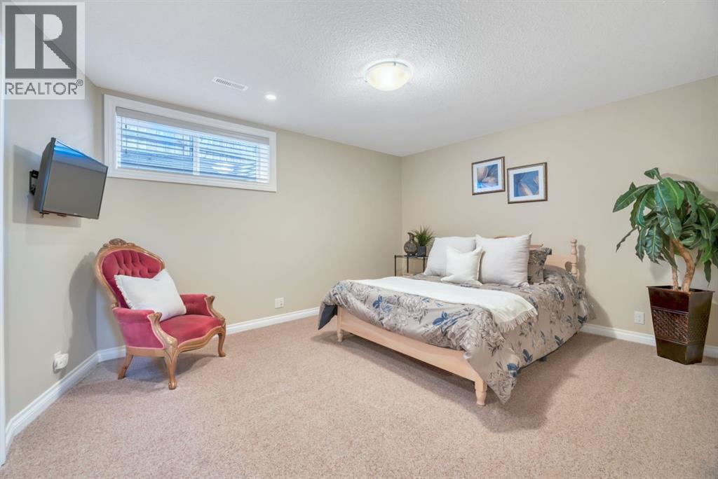 Single Family House for Sale in  Everhollow Crescent SW Evergreen Calgary 