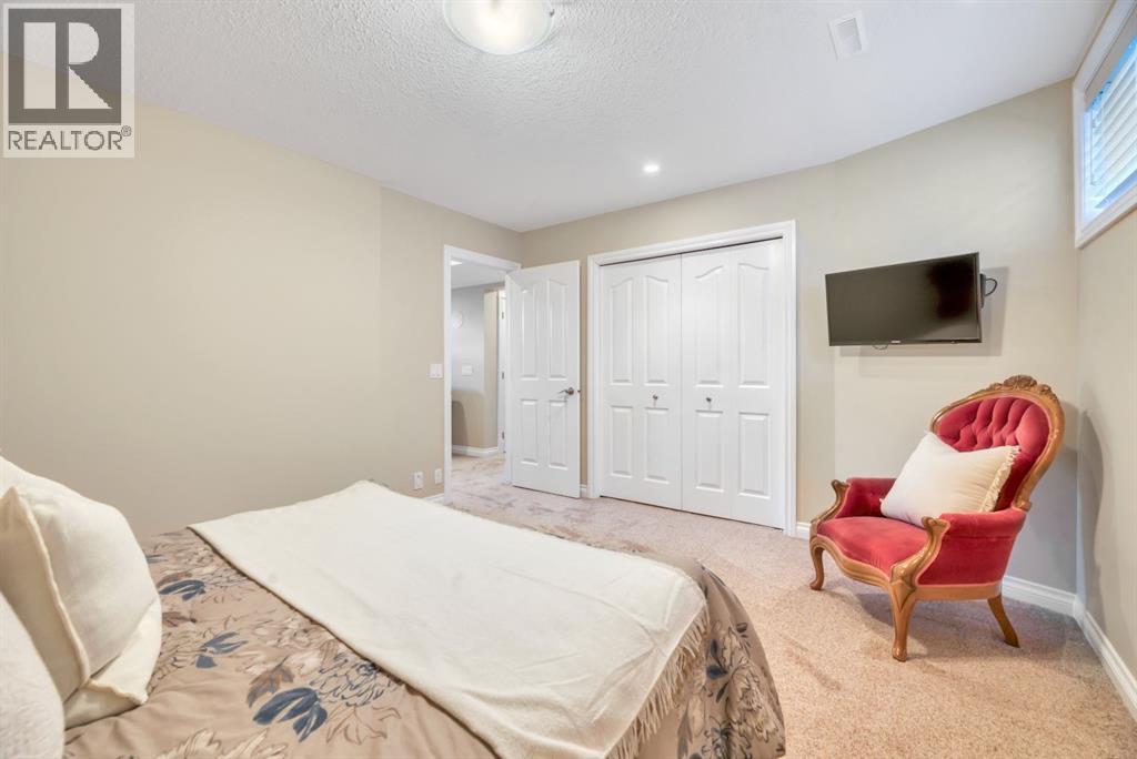 Single Family House for Sale in  Everhollow Crescent SW Evergreen Calgary 