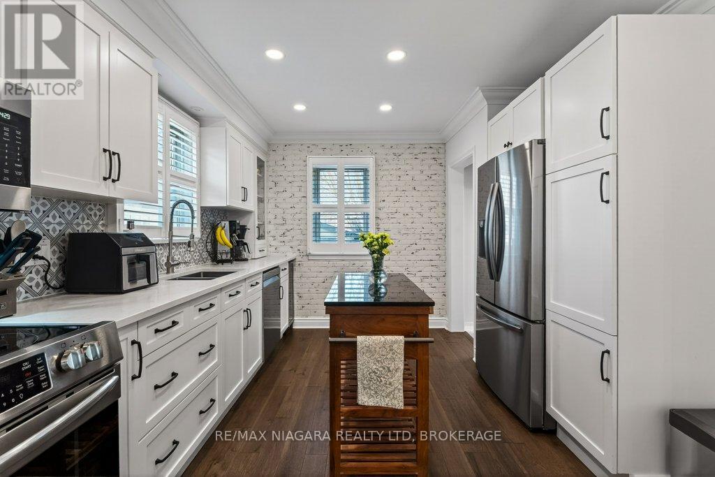 6 GRAMMAR AVENUE - 16