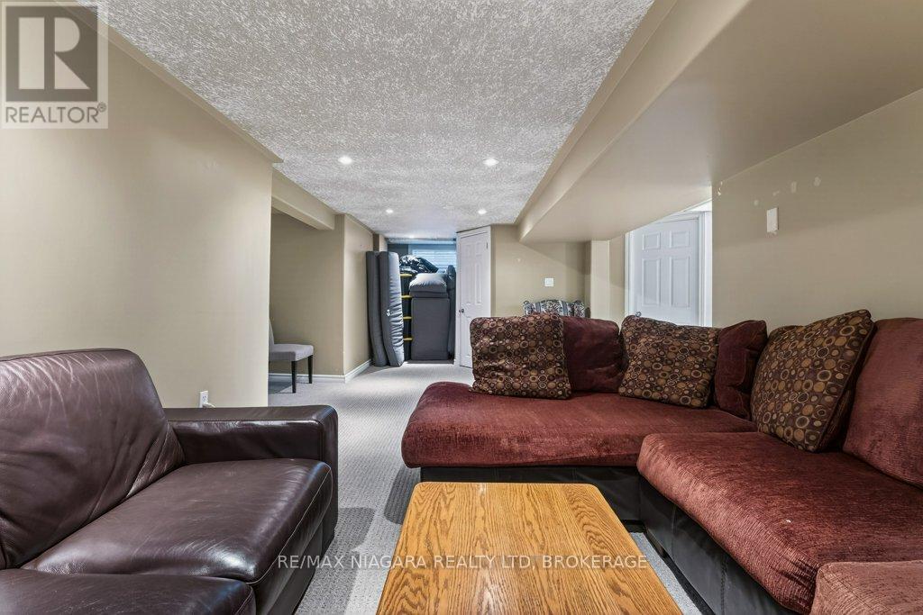 6 GRAMMAR AVENUE - 33