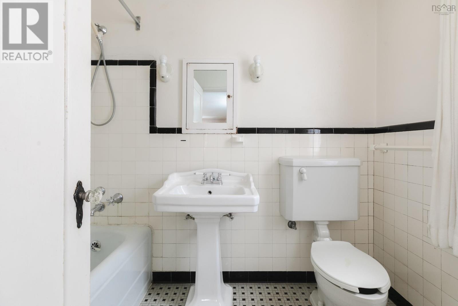 Property 23 of 41 of 5661 Ogilvie Street