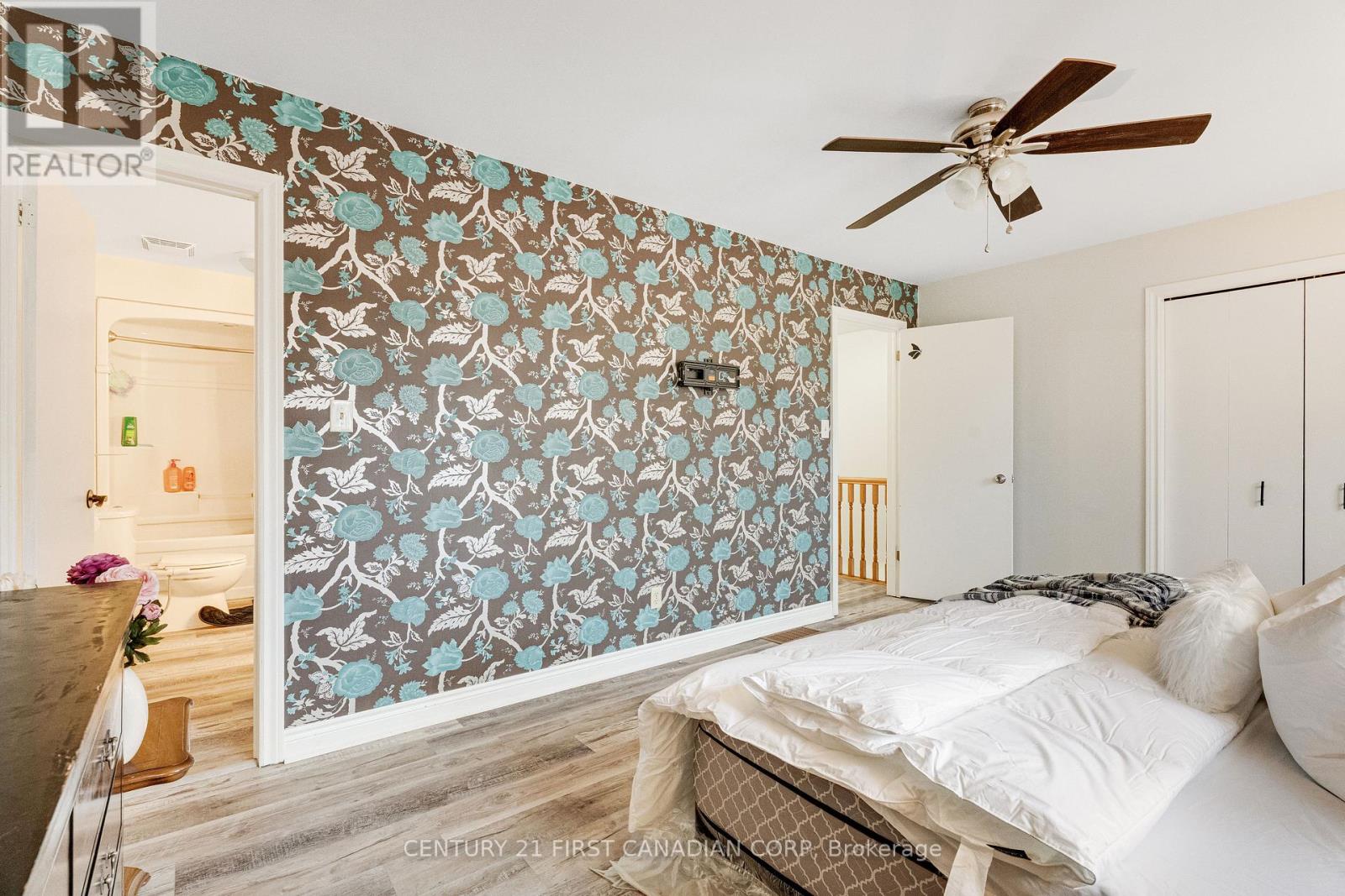 15 MOHICAN DRIVE - 22