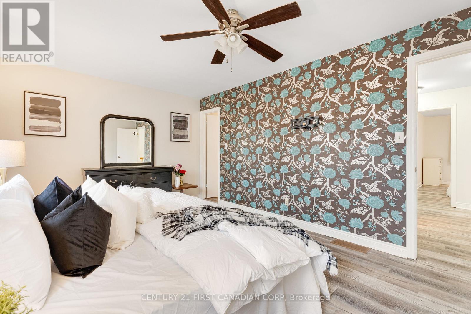15 MOHICAN DRIVE - 23