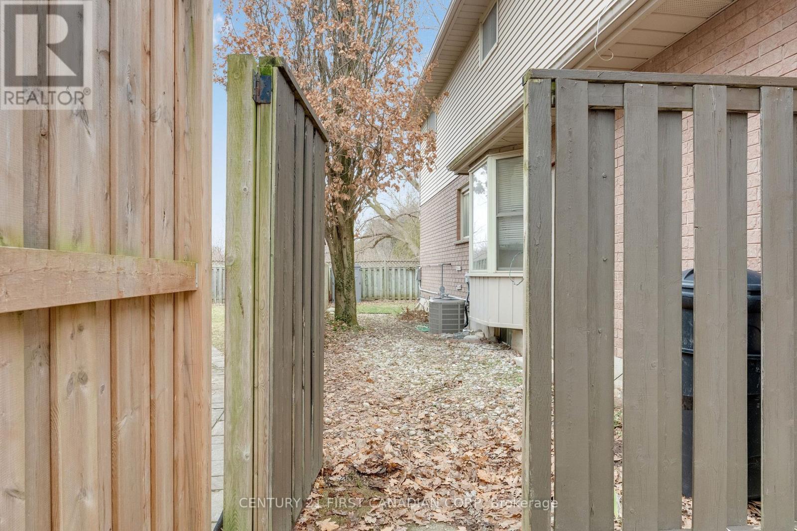15 MOHICAN DRIVE - 42