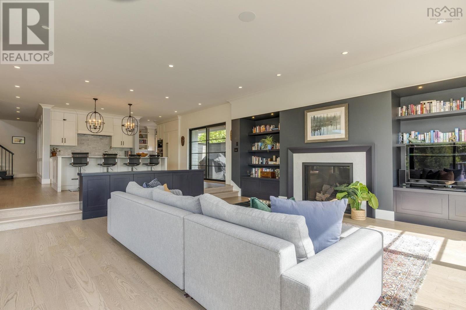 Property 39 of 51 of 1170 Rockcliffe Street